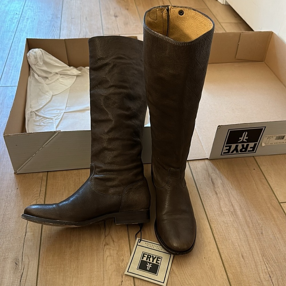 EUC Frye Melissa Button Back Zip Gray Sz 7M